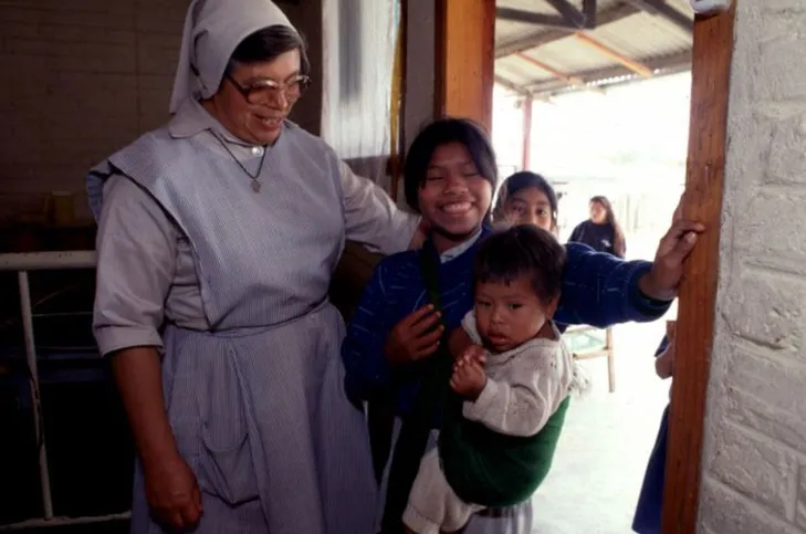 Une religieuse souriant à côté d'enfants, au Mexique