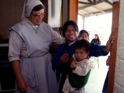 Une religieuse souriant à côté d'enfants, au Mexique